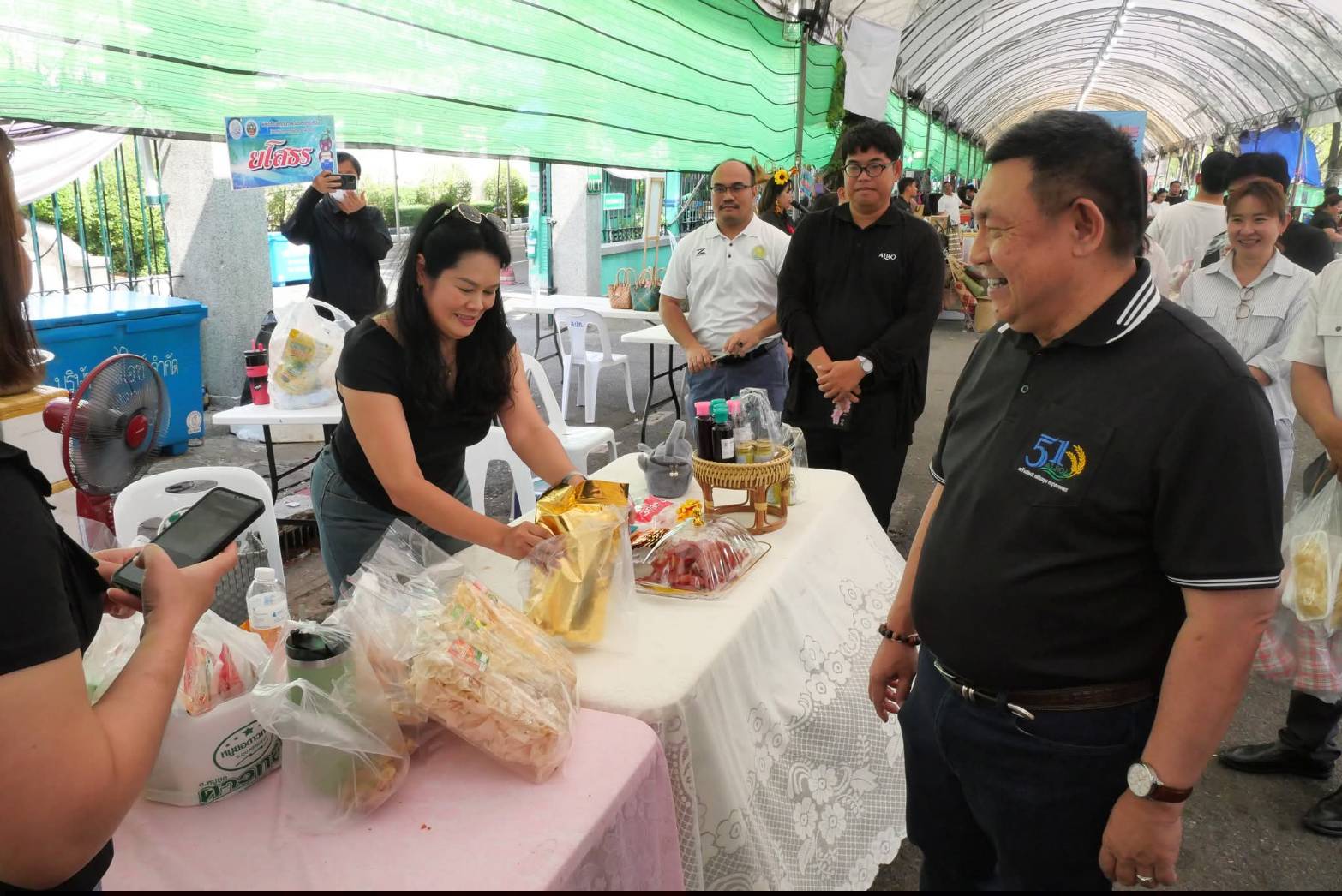 title - เลขาธิการ ส.ป.ก. เยี่ยมทักทายเกษตรกรและซื้อสินค้าในบรรยากาศวันสุดท้ายของการออกร้านขายสินค้า จากเขตปฏิรูปที่ดิน ส่งท้ายงานครบรอบ 51 ปี ส.ป.ก. ณ สำนักงานการปฏิรูปที่ดินเพื่อเกษตรกรรม